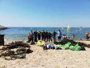 Neteja de fons marins per pescadors submarins